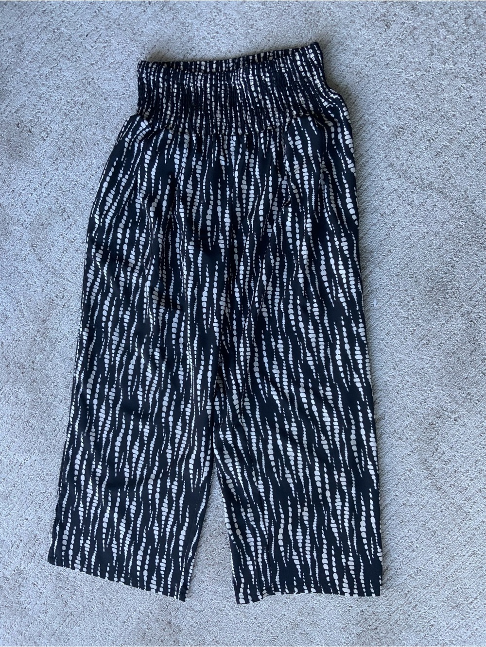 Wide Leg Smocked Waist Pants - Black & White. Size Large